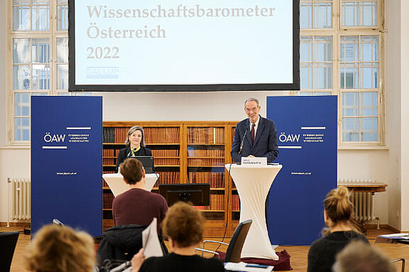 Foto von Andrea Fronaschütz, Geschäftsführerin Gallup Österreich, und ÖAW-Präsident Heinz Faßmann